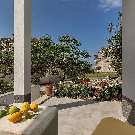 Kuca Za Odmor Lemon Tree Апартаменты Макарска